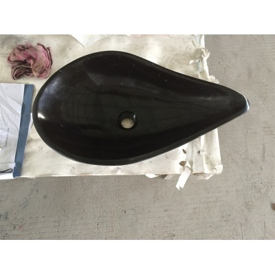 fregadero de piedra negra